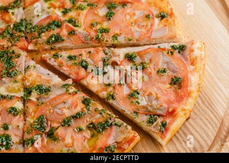 Pizza Draufsicht auf 8 Stück geschnitten und einer nach vorne geschoben. Werbung für Pizzeria Caffee und Restaurant. Lieferung von Lebensmitteln in Quarantäne covid-19 Konzept. Stockfoto