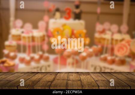Leerer Holztisch. Zusammensetzung mit vielen verschiedenen Bonbons auf dem Tisch. Leerzeichen für Text Stockfoto