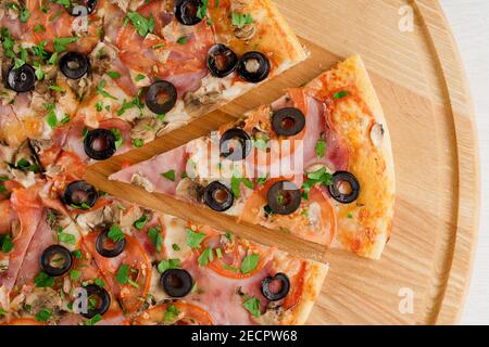 Pizza Draufsicht auf 8 Stück geschnitten und einer nach vorne geschoben. Werbung für Pizzeria Caffee und Restaurant. Lieferung von Lebensmitteln in Quarantäne covid-19 Konzept. Stockfoto