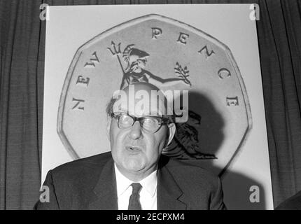 Datei Foto vom 06/10/69 von Lord Fiske, Vorsitzender des Decimal Currency Board bei einer Pressekonferenz am Sitz des Vorstands in Northumberland Avenue, London. Montag markiert 50 Jahre seit der formellen Einführung des neuen dezimalen Währungssystems am 15 1971. Februar - bekannt als Dezimaltag. Ausgabedatum: Sonntag, 14. Februar 2021. Stockfoto