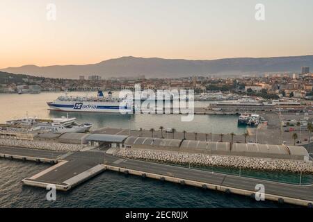 Split, Kroatien - Aug 13, 2020: Luftdrohne Aufnahme von Fähre Kreuzfahrthafen während Sonnenuntergang Stunde Stockfoto