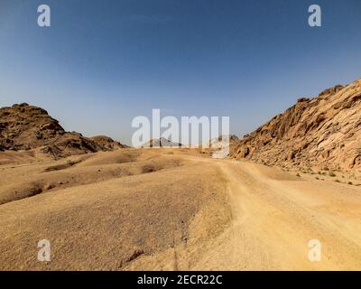 Cravel Straße in der Wüste Sinai Gebirge, Ägypten Wüste. Wunderschönes Sharm el sheikh Stockfoto