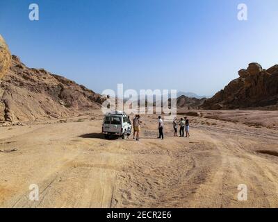 Sharm El Sheikh, Ägypten - 2012. märz 14: Gruppe von Touristen auf einer Straße in der Wüste Sinai Gebirge, Ägypten Wüste. Wunderschönes Sharm el sheikh Stockfoto
