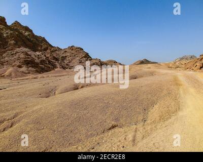 Cravel Straße in der Wüste Sinai Gebirge, Ägypten Wüste. Wunderschönes Sharm el sheikh Stockfoto