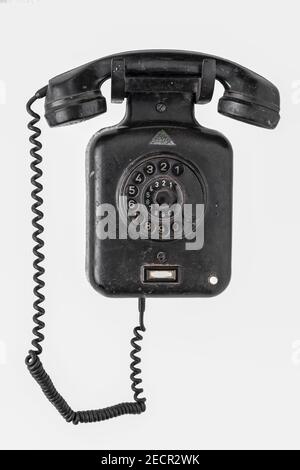 Altes Bakelit-Telefon auf weißem Hintergrund Stockfoto