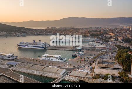 Split, Kroatien - Aug 13, 2020: Luftdrohne Aufnahme von Fähre Kreuzfahrthafen während Sonnenuntergang Stunde Stockfoto