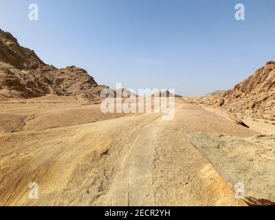 Cravel Straße in der Wüste Sinai Gebirge, Ägypten Wüste. Wunderschönes Sharm el sheikh Stockfoto