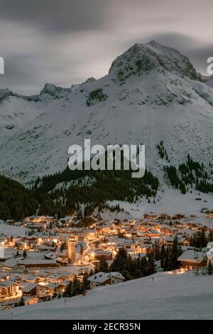 Nachtaufnahme in Lech am Arlberg, Vorarlberg, Österreich Stockfoto