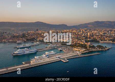 Split, Kroatien - Aug 13, 2020: Luftdrohne Aufnahme von Fähre Kreuzfahrthafen während Sonnenuntergang Stunde Stockfoto