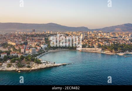 Split, Kroatien - 13. Aug 2020: Luftdrohnenaufnahme des Bavice Stadtstrandes während der Sonnenuntergang Stunde im Sommer Stockfoto