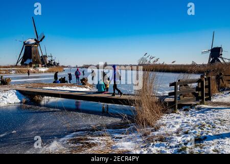 KINDERDIJK, NIEDERLANDE - FEBRUAR 13: Am 13. Februar 2021 wird man in Kinderdijk, Netherla das Winterwetter beim Schlittschuhlaufen auf Natureis beobachten Stockfoto