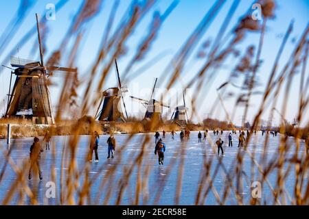 KINDERDIJK, NIEDERLANDE - FEBRUAR 13: Am 13. Februar 2021 wird man in Kinderdijk, Netherla das Winterwetter beim Schlittschuhlaufen auf Natureis beobachten Stockfoto