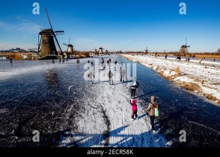 KINDERDIJK, NIEDERLANDE - FEBRUAR 13: Am 13. Februar 2021 wird man in Kinderdijk, Netherla das Winterwetter beim Schlittschuhlaufen auf Natureis beobachten Stockfoto