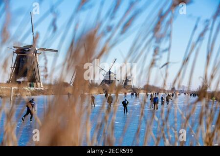 KINDERDIJK, NIEDERLANDE - FEBRUAR 13: Am 13. Februar 2021 wird man in Kinderdijk, Netherla das Winterwetter beim Schlittschuhlaufen auf Natureis beobachten Stockfoto