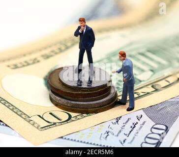 Geschäftsmann Führer und Finanzberater Figuren. USA Banknote und Münze. Geschäftsvertrag Gewinn. Erfolgreiche Geschäftsstrategie. Wachstum des Marktanteils Stockfoto