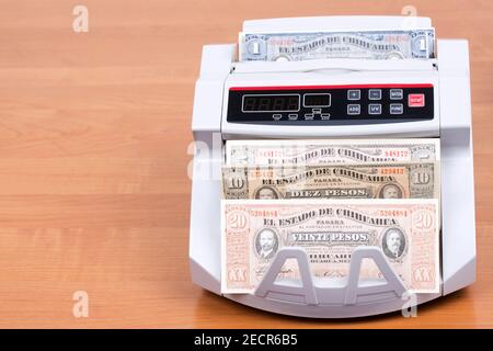 Altes mexikanisches Geld in der Zählmaschine Stockfoto