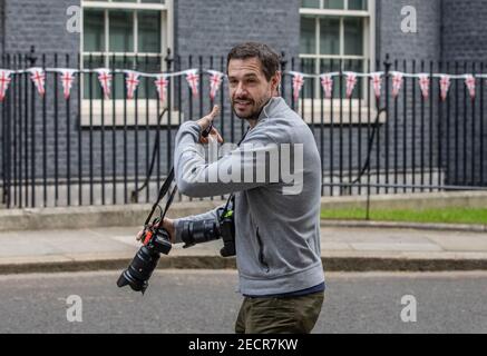 Der offizielle Fotograf des britischen Premierministers Boris Johnson, Andrew Parsons, der außerhalb von No,10 Downing Street, Whitehall, London, Großbritannien, arbeitet Stockfoto