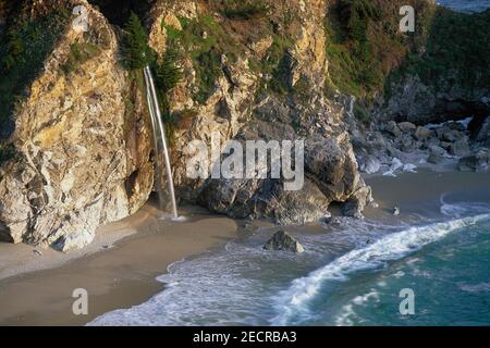 McWay Falls, Julia Pfeiffer Burns State Park, Kalifornien, USA Stockfoto