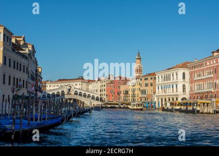 Entdeckung der Stadt Venedig und seiner kleinen Kanäle und romantischen Gassen, Italien Stockfoto