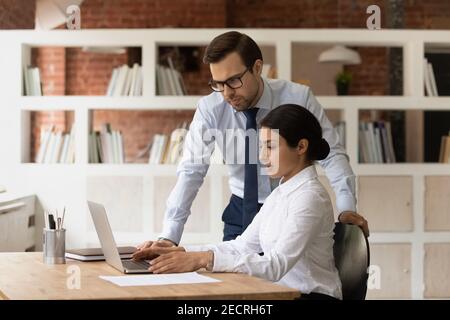 Multiethnische Kollegen kooperieren am Computer Stockfoto