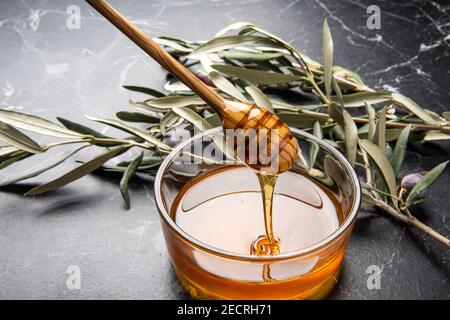 Handgemachtes Holz geschnitzt Honiglöffel mit Honig Stockfoto