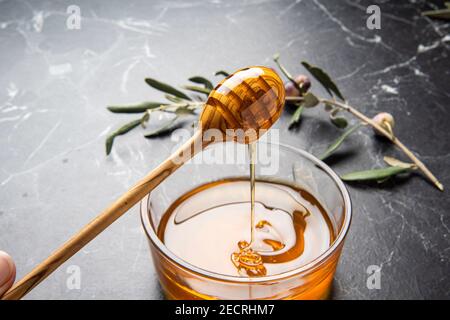 Handgemachtes Holz geschnitzt Honiglöffel mit Honig Stockfoto