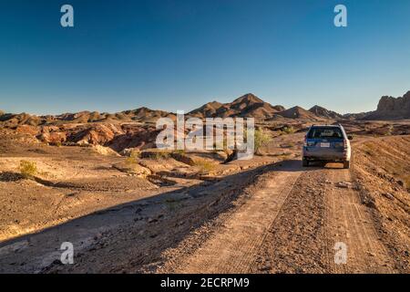 SUV, Railroad Canyon Road, Picacho State Recreation Area, Sonoran Desert, in der Nähe von Yuma, Kalifornien, USA Stockfoto
