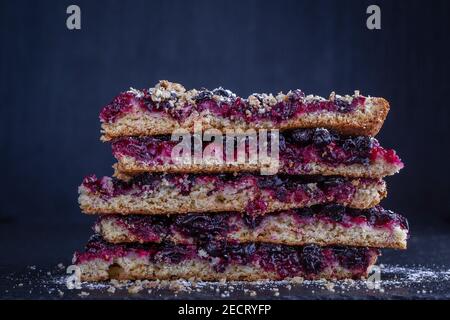 Hausgemachte Bio Johannisbeere Kuchen Dessert bereit zu essen. Johannisbeertarte auf schwarzem Hintergrund, Nahaufnahme Stockfoto