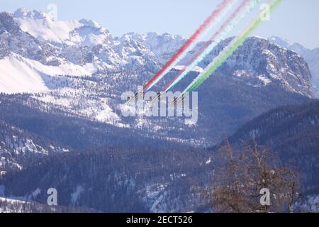 Vertigine, Cortina (BL), Italien. Februar 2021, 14th. Frecce Tricolori akrobatische Luftpatrouille während 2021 FIS Alpine World SKI Championships - Abfahrt - Männer, alpines Skirennen - Foto Luca Tedeschi/LM Credit: LiveMedia/Alamy Live News Stockfoto