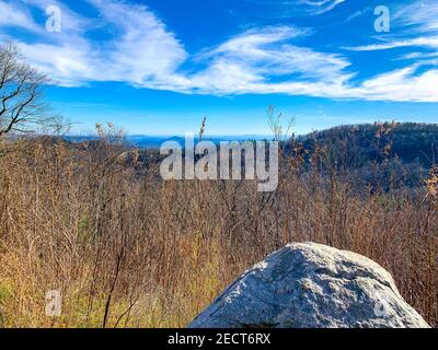 Laub in den Hügeln der Blue Ridge Mountains Stockfoto