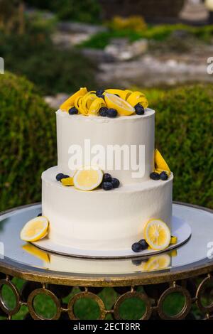 Wunderschön dekorierter Kuchen auf einem Stand bei einer Hochzeitszeremonie Im Freien Stockfoto