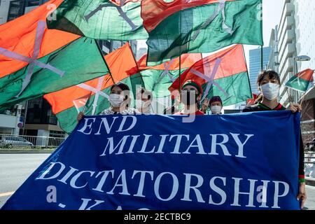 Tokio, Japan. Februar 2021, 14th. Während der Demonstration halten Demonstranten ein Banner und Fahnen in der Hand.burmesische Demonstranten versammelten sich in der Nähe des Yoyogi Parks und marschierten nach Shibuya, um gegen den Militärputsch zu protestieren und forderten die Freilassung von Aung San Suu Kyi. Das Militär von Myanmar nahm am 01. Februar 2021 die staatliche Beraterin von Myanmar Aung San Suu Kyi fest und erklärte den Ausnahmezustand, während sie die Macht im Land für ein Jahr ergattete, nachdem sie die Wahl gegen die National League for Democracy (NLD) verloren hatte. Kredit: SOPA Images Limited/Alamy Live Nachrichten Stockfoto