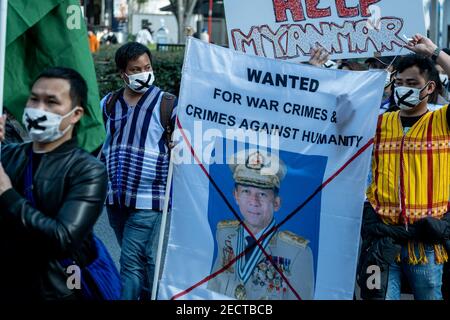 Tokio, Japan. Februar 2021, 14th. Während der Demonstration halten Demonstranten ein Transparent.burmesische Demonstranten versammelten sich in der Nähe des Yoyogi Parks und marschierten nach Shibuya, um gegen den Militärputsch zu protestieren und forderten die Freilassung von Aung San Suu Kyi. Das Militär von Myanmar nahm am 01. Februar 2021 die staatliche Beraterin von Myanmar Aung San Suu Kyi fest und erklärte den Ausnahmezustand, während sie die Macht im Land für ein Jahr ergattete, nachdem sie die Wahl gegen die National League for Democracy (NLD) verloren hatte. Kredit: SOPA Images Limited/Alamy Live Nachrichten Stockfoto