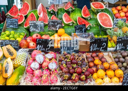 Exotische Früchte zum Verkauf auf einem Markt Stockfoto