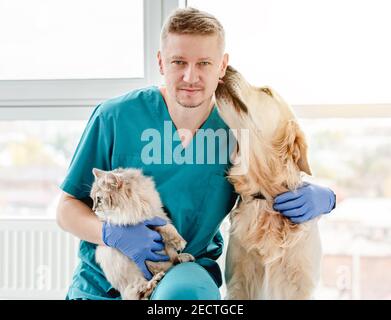 Golden Retriever Hund lecken Mann Tierarzt Stockfoto