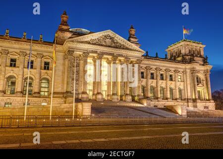 Der Eingang des berühmten Reichstags in Berlin bei Nacht Stockfoto