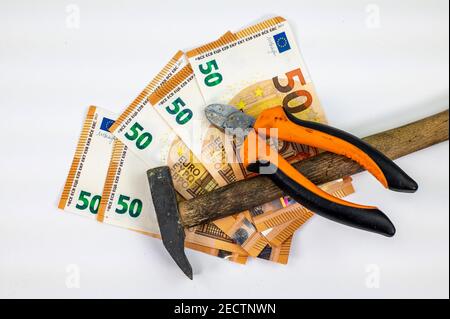 50 Euro Rechnungen mit Arbeitsmitteln auf weißem Hintergrund Stockfoto