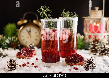 Glas mit Granatapfel Margarita mit kandierten Preiselbeeren, Rosmarin. Perfekter Cocktail für eine Weihnachtsfeier Stockfoto