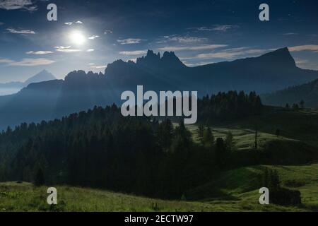 Mondschein auf den Berggipfeln Croda da Lago und Lastoni di Formin. Nachtlandschaft. Die Ampezzo Dolomiten. Nadelwald. Italienische Alpen. Europa. Stockfoto