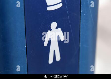 Nahaufnahme einer Ampeltaste für Fußgänger. Blaues Hinweisschild mit Licht. Diese Tasten werden verwendet, um JayWalking und Erhöhung der Sicherheit zu verhindern. Stockfoto