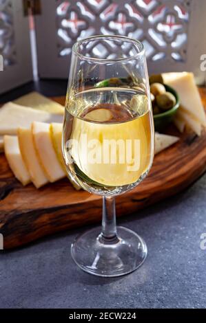 Verkostung von andalusischem fino-Sherry-Wein mit traditionellen spanischen Tapas, grünen Oliven, Mangokäse für Ziegen und Schafe Stockfoto