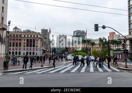 Fußgänger, die eine Kreuzung auf der Rua Líbero Badaro vor dem Rathaus in Sao Paulo, Brasilien Stockfoto