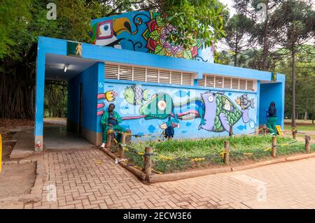 A Damen & Herren Toiletten mit Graffiti im Parque do Ibirapuera (Ibirapuera Park) in Sao Paulo in Brasilien bedeckt. Stockfoto