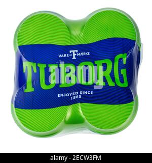 Ukraine, Kiew - Oktober 07. 2020: Aluminium-Viererpack Tuborg-Grünbier auf weißem Hintergrund. Tuborg ist ein dänisches Brauunternehmen, das 1873 gegründet wurde. Stockfoto