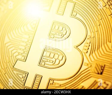 Makroaufnahme der goldenen Bitcoin-Münze Stockfoto