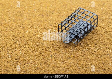 Metallgehäuse Fisch Fischfutter. Aromatische Köder und Ausrüstung für Fische. Stockfoto