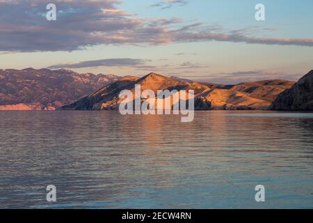 Sonnenlicht bei Sonnenuntergang auf der Insel Prvić. Adria. Kroatien. Europa. Stockfoto