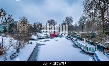 Gefrorene Feng Shang Princess am Regent Canal in London. Stockfoto