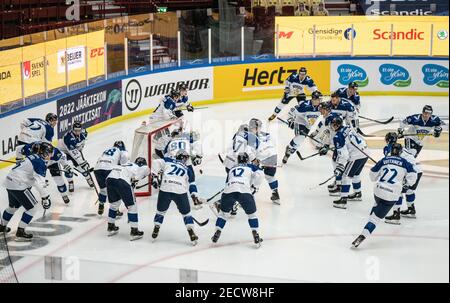 Malmoe, Schweden. Februar 2021, 13th. Die Spieler Finnlands wärmen sich vor dem Spiel der Beijer Hockey Games 2021 zwischen Finnland und Tschechien in der Malmoe Arena in Malmoe auf. (Foto Kredit: Gonzales Foto/Alamy Live News Stockfoto