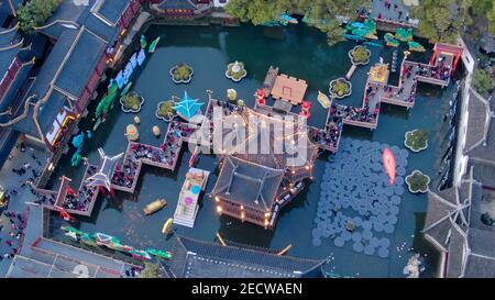 Luftaufnahme der neun drehenden Brücke bei Yu Yuan während des Jahres der Ox-Feier. Stockfoto